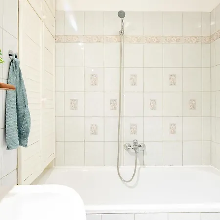 Free Parking - - Comfy Apartment *