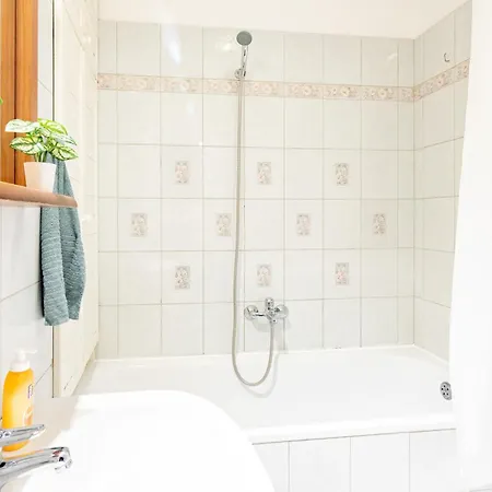 Free Parking - - Comfy Apartment