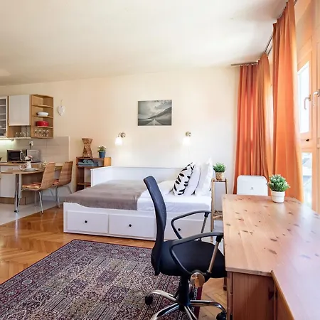 Free Parking - - Comfy Apartment