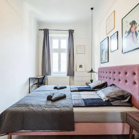 Downtown Comfort - Work, Relax, Explore Apartment Budapest
