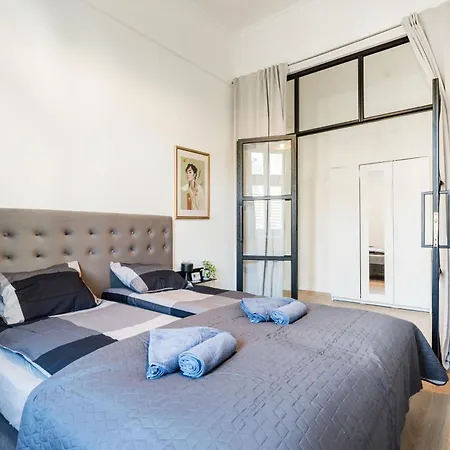 Apartment Downtown Comfort - Work, Relax, Explore *