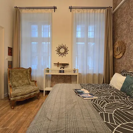 Quiet In Kazinczy Str Downtown Apartment *
