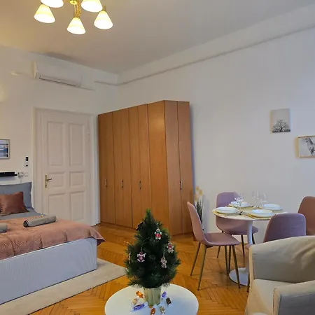 Urban Charm Downtown - Lively Quarter Apartment