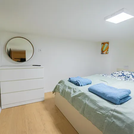 Apartment Cute Gallery Flat In Budapest, Summer Budapest