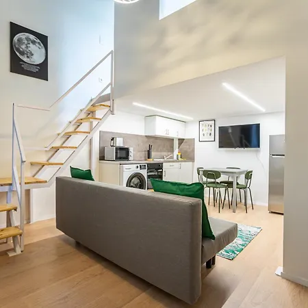 Apartment Cute Gallery Flat In Budapest, Summer