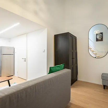 Apartment Cute Gallery Flat In Budapest, Summer Budapest