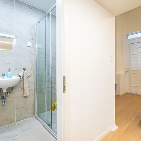Cute Gallery Flat In Budapest, Summer