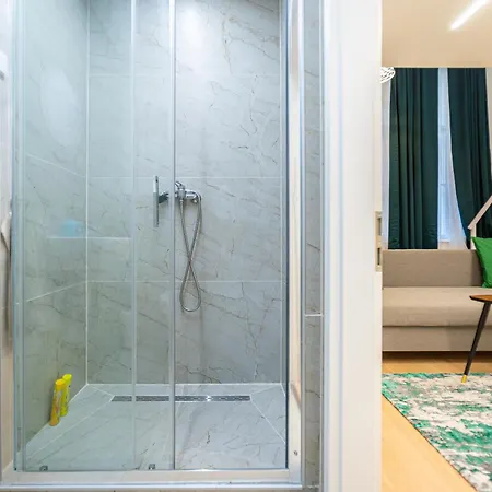 Apartment Cute Gallery Flat In Budapest, Summer