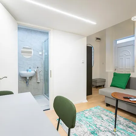 Cute Gallery Flat In Budapest, Summer Budapest