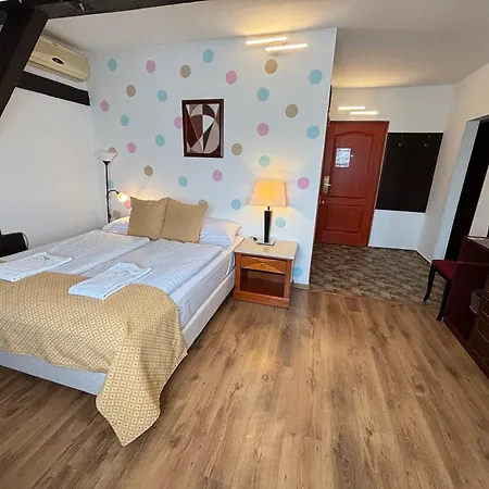 Hotel Gloria City Center 3*