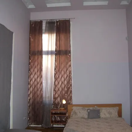 T & E * Budapest