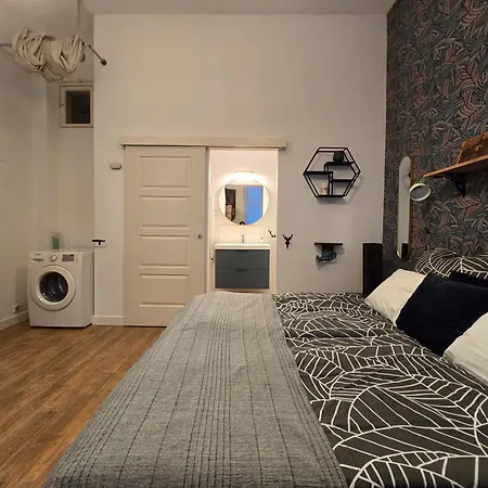 Quiet In Kazinczy Str Downtown Apartment