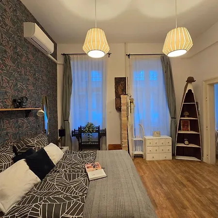 Apartment Quiet In Kazinczy Str Downtown Budapest