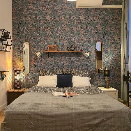 Quiet In Kazinczy Str Downtown Apartment