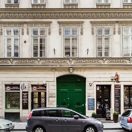 Bank Street Loft In Pest Center Apartment