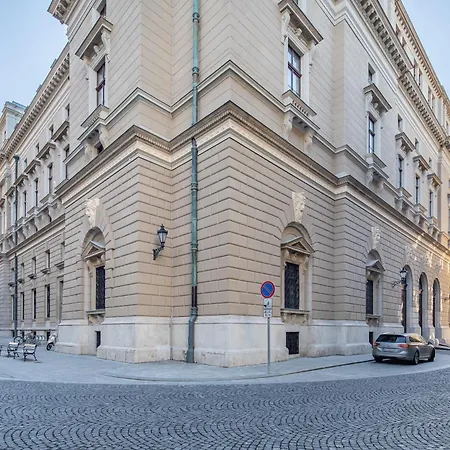 Opera Apartment *