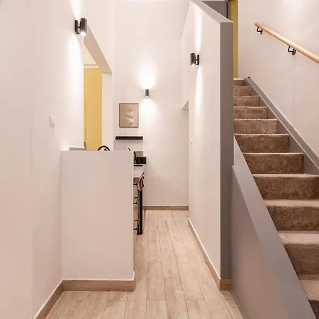 Lively Downtown Haven Apartment *