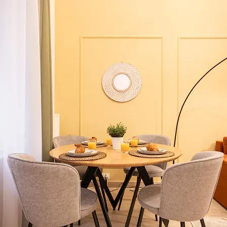 Lively Downtown Haven Apartment