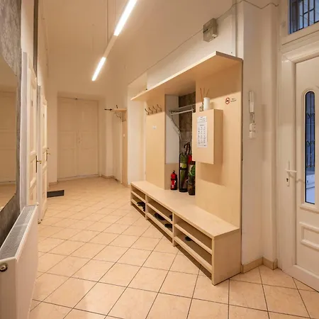 Deluxe Center W' 5 Bedrooms Apartment *