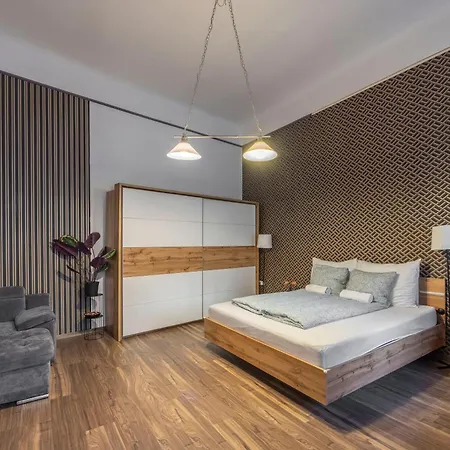 Deluxe Center W' 5 Bedrooms Apartment *