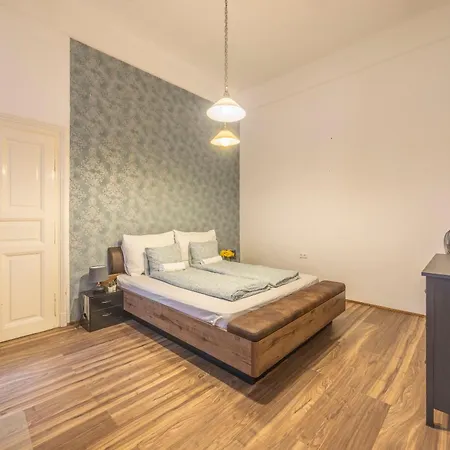 Deluxe Center W' 5 Bedrooms Apartment *