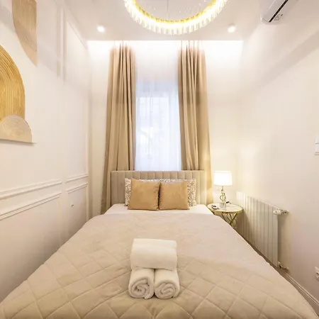Luxurious Charming E47 Center By Prestige Homes Apartment