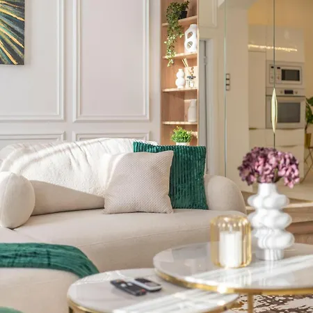Luxurious Charming E47 Center By Prestige Homes Budapest