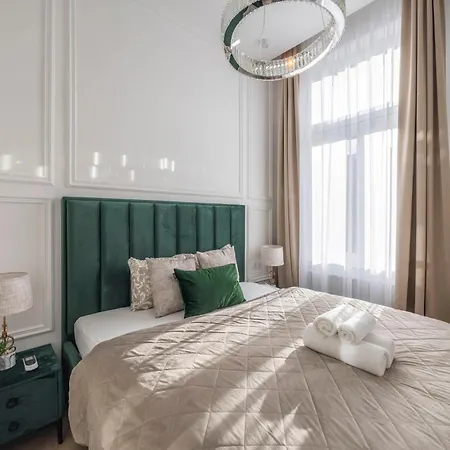 Luxurious Charming E47 Center By Prestige Homes Apartment