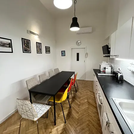 Apartment Modern 3br Free Parking Prime Location