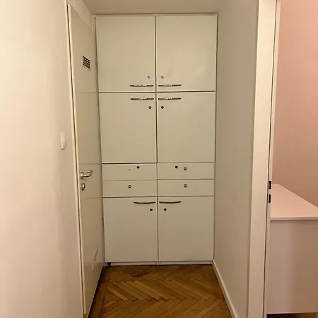 Modern 3br Free Parking Prime Location Apartment *
