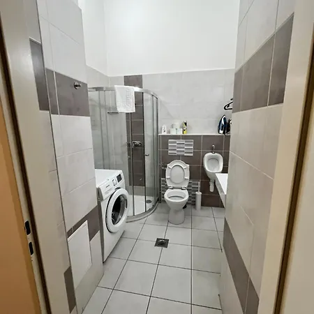 Apartment Modern 3br Free Parking Prime Location *