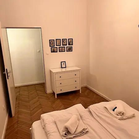 Apartment Modern 3br Free Parking Prime Location *