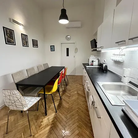 Modern 3br Free Parking Prime Location Apartment