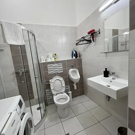 Apartment Modern 3br Free Parking Prime Location