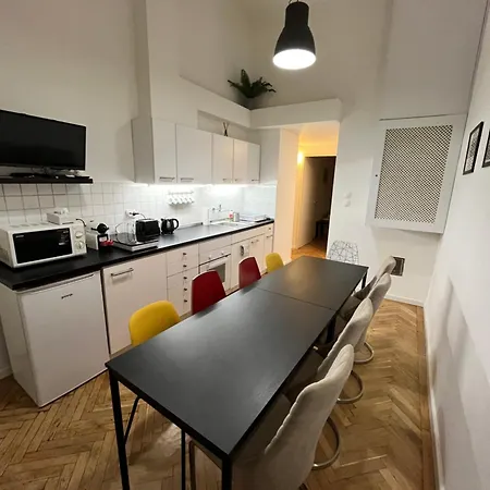 Modern 3br Free Parking Prime Location Apartment *
