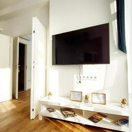Station Lux Downtown Apartment *