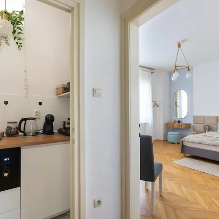 Jp16 Papa Apartment