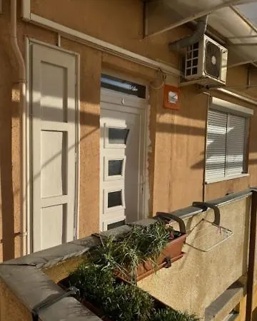 Ujbuda Apartment *