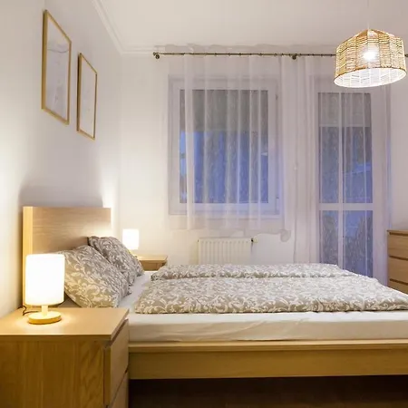 Bao An Center - Free Parking Apartment *