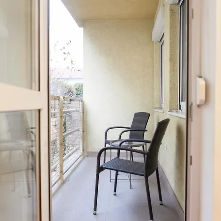 Bao An Center - Free Parking Apartment *