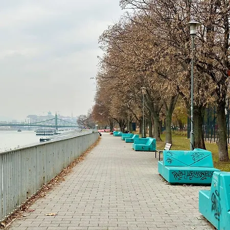 Colorful By The Danube Apartment *