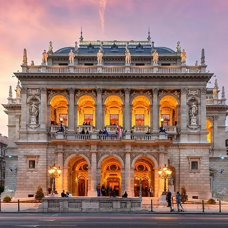 Opera With Free Parking, 2br2ba, Ac Apartment *