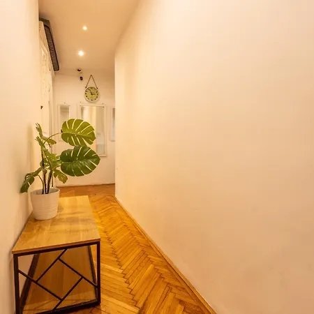 Hidden Gem Next Synagogue - A Apartment *