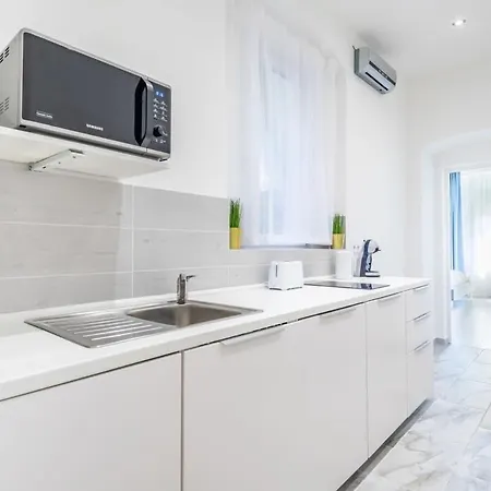 Cozy New - Easy Center Access Apartment