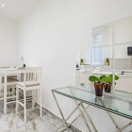 Cozy New - Easy Center Access Apartment *