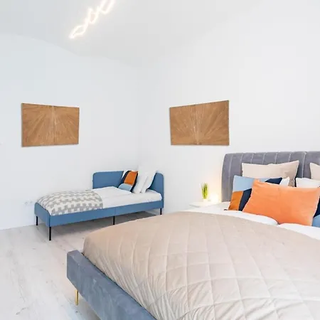 Cozy New - Easy Center Access Apartment