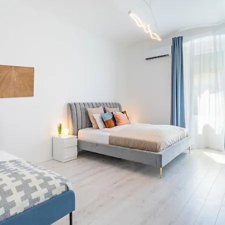 Cozy New - Easy Center Access Apartment