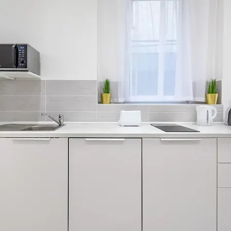 Cozy New - Easy Center Access Apartment *