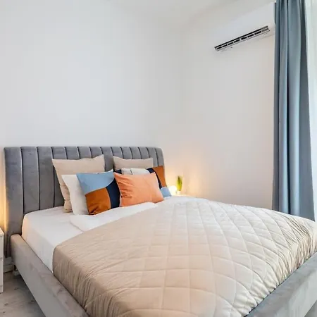 Cozy New - Easy Center Access