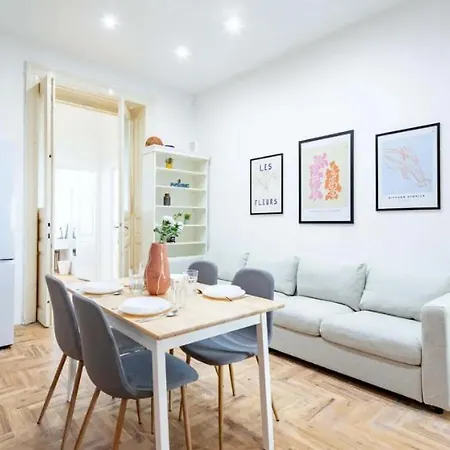 Cityscape Budget Summer Flat Apartment *